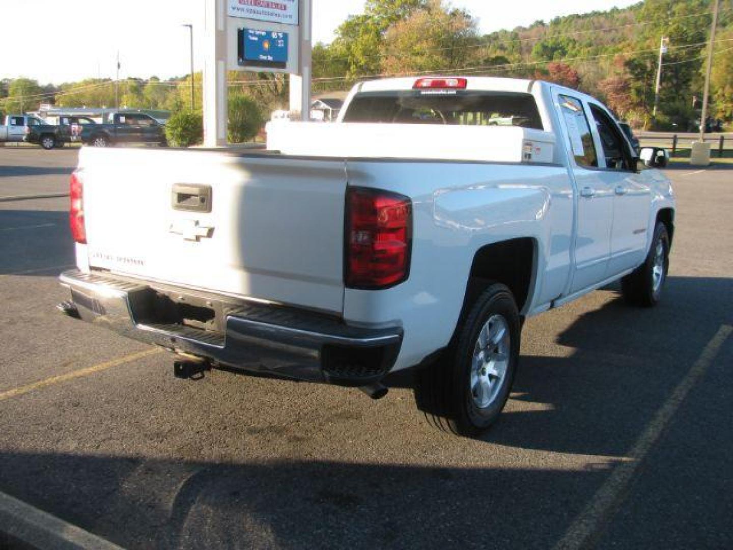 2018 White Chevrolet Silverado 1500 LT Double Cab 2WD (1GCRCREC5JZ) with an 5.3L V8 OHV 16V engine, 6-Speed Automatic transmission, located at 2443 Albert Pike, Hot Springs, AR, 71913, (501) 623-6255, 34.492222, -93.109993 - Photo#3