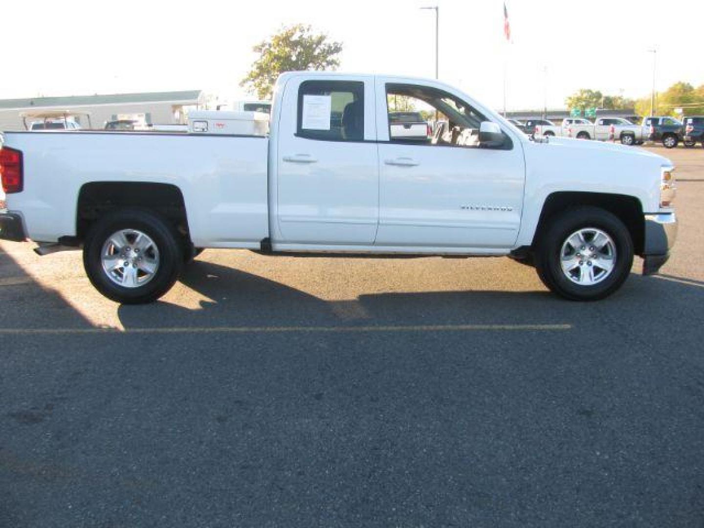 2018 White Chevrolet Silverado 1500 LT Double Cab 2WD (1GCRCREC5JZ) with an 5.3L V8 OHV 16V engine, 6-Speed Automatic transmission, located at 2443 Albert Pike, Hot Springs, AR, 71913, (501) 623-6255, 34.492222, -93.109993 - Photo#4