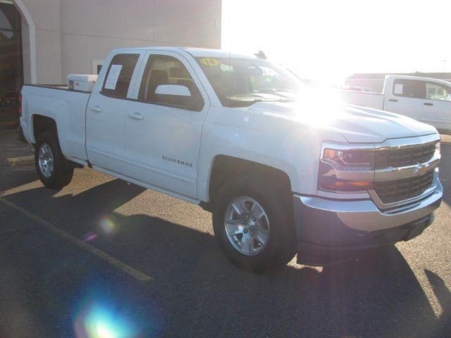 2018 White Chevrolet Silverado 1500 LT Double Cab 2WD (1GCRCREC5JZ) with an 5.3L V8 OHV 16V engine, 6-Speed Automatic transmission, located at 2443 Albert Pike, Hot Springs, AR, 71913, (501) 623-6255, 34.492222, -93.109993 - Photo#5