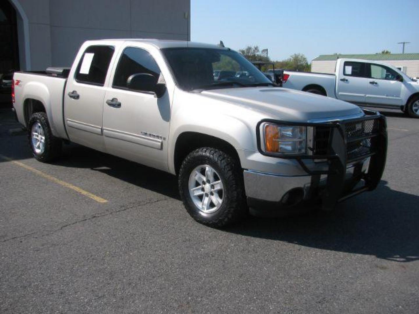 2008 Silver GMC Sierra 1500 SLE1 Crew Cab 4WD (3GTEK13388G) with an 5.3L V8 OHV 16V FFV engine, 4-Speed Automatic transmission, located at 2443 Albert Pike, Hot Springs, AR, 71913, (501) 623-6255, 34.492222, -93.109993 - Photo#0