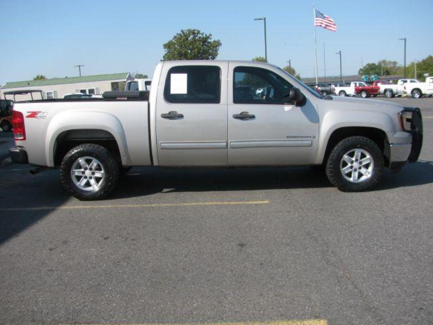 2008 Silver GMC Sierra 1500 SLE1 Crew Cab 4WD (3GTEK13388G) with an 5.3L V8 OHV 16V FFV engine, 4-Speed Automatic transmission, located at 2443 Albert Pike, Hot Springs, AR, 71913, (501) 623-6255, 34.492222, -93.109993 - Photo#1