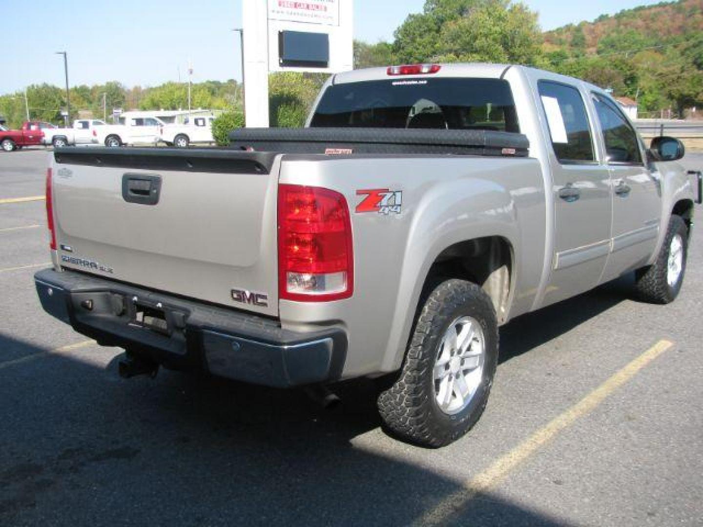 2008 Silver GMC Sierra 1500 SLE1 Crew Cab 4WD (3GTEK13388G) with an 5.3L V8 OHV 16V FFV engine, 4-Speed Automatic transmission, located at 2443 Albert Pike, Hot Springs, AR, 71913, (501) 623-6255, 34.492222, -93.109993 - Photo#2