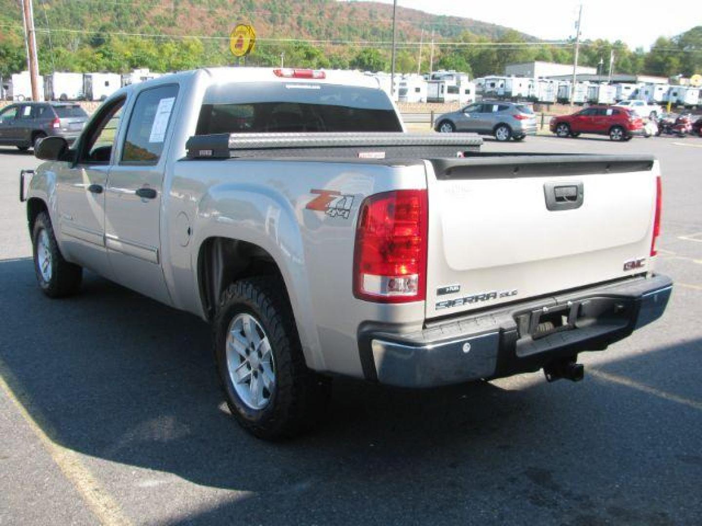 2008 Silver GMC Sierra 1500 SLE1 Crew Cab 4WD (3GTEK13388G) with an 5.3L V8 OHV 16V FFV engine, 4-Speed Automatic transmission, located at 2443 Albert Pike, Hot Springs, AR, 71913, (501) 623-6255, 34.492222, -93.109993 - Photo#4