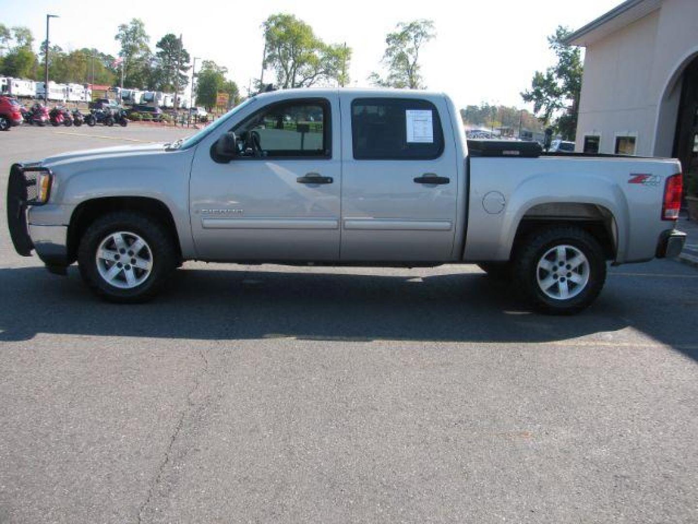 2008 Silver GMC Sierra 1500 SLE1 Crew Cab 4WD (3GTEK13388G) with an 5.3L V8 OHV 16V FFV engine, 4-Speed Automatic transmission, located at 2443 Albert Pike, Hot Springs, AR, 71913, (501) 623-6255, 34.492222, -93.109993 - Photo#5