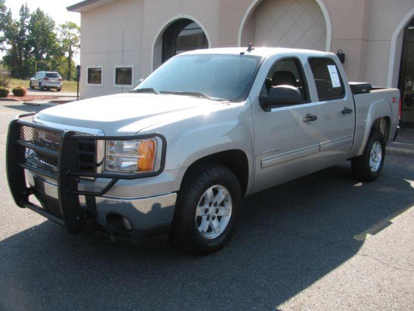 2008 Silver GMC Sierra 1500 SLE1 Crew Cab 4WD (3GTEK13388G) with an 5.3L V8 OHV 16V FFV engine, 4-Speed Automatic transmission, located at 2443 Albert Pike, Hot Springs, AR, 71913, (501) 623-6255, 34.492222, -93.109993 - Photo#6