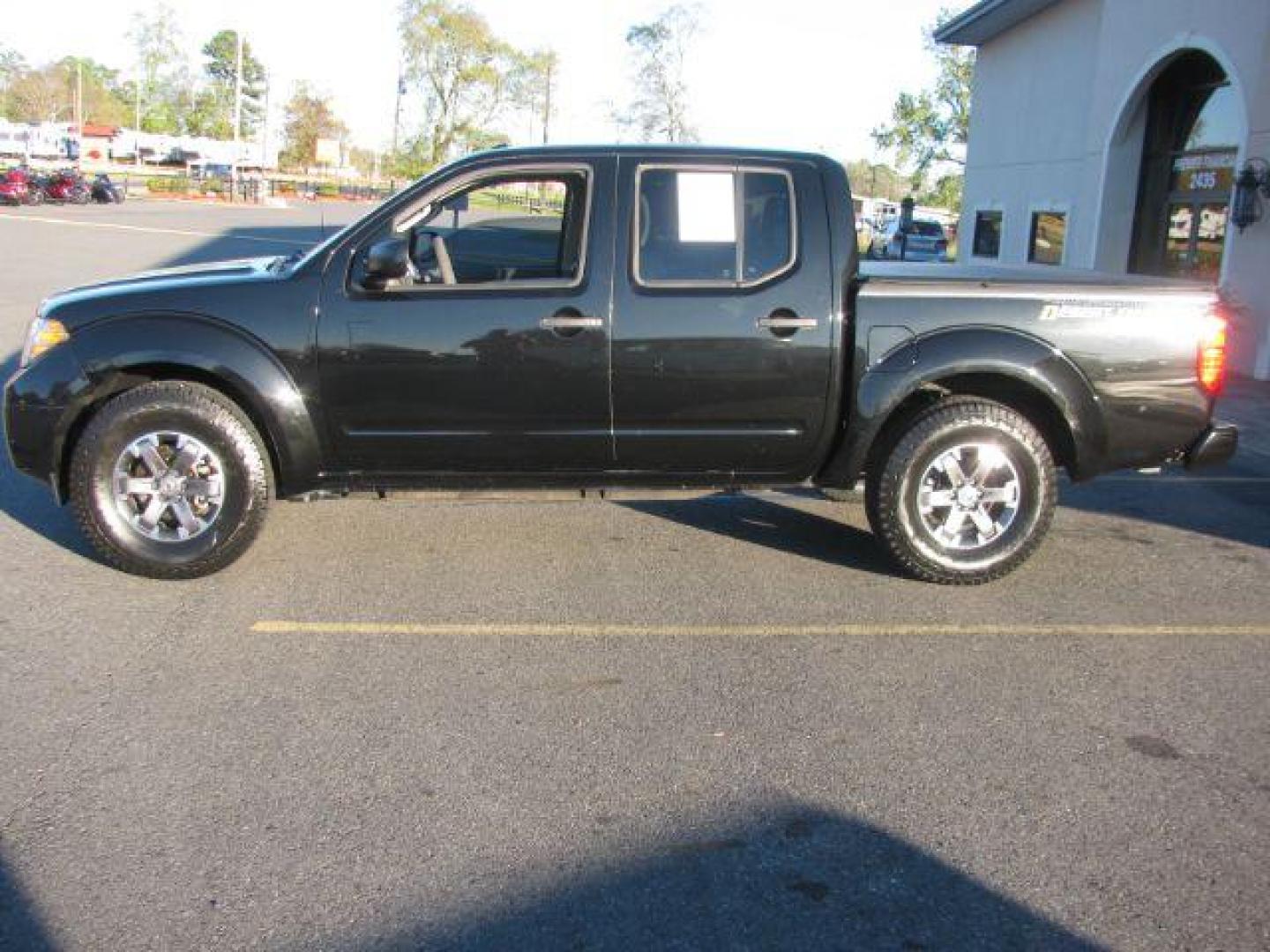 2017 Black Nissan Frontier S Crew Cab 5AT 2WD (1N6DD0ER3HN) with an 4.0L V6 DOHC 24V engine, 5-Speed Automatic transmission, located at 2443 Albert Pike, Hot Springs, AR, 71913, (501) 623-6255, 34.492222, -93.109993 - Photo#1