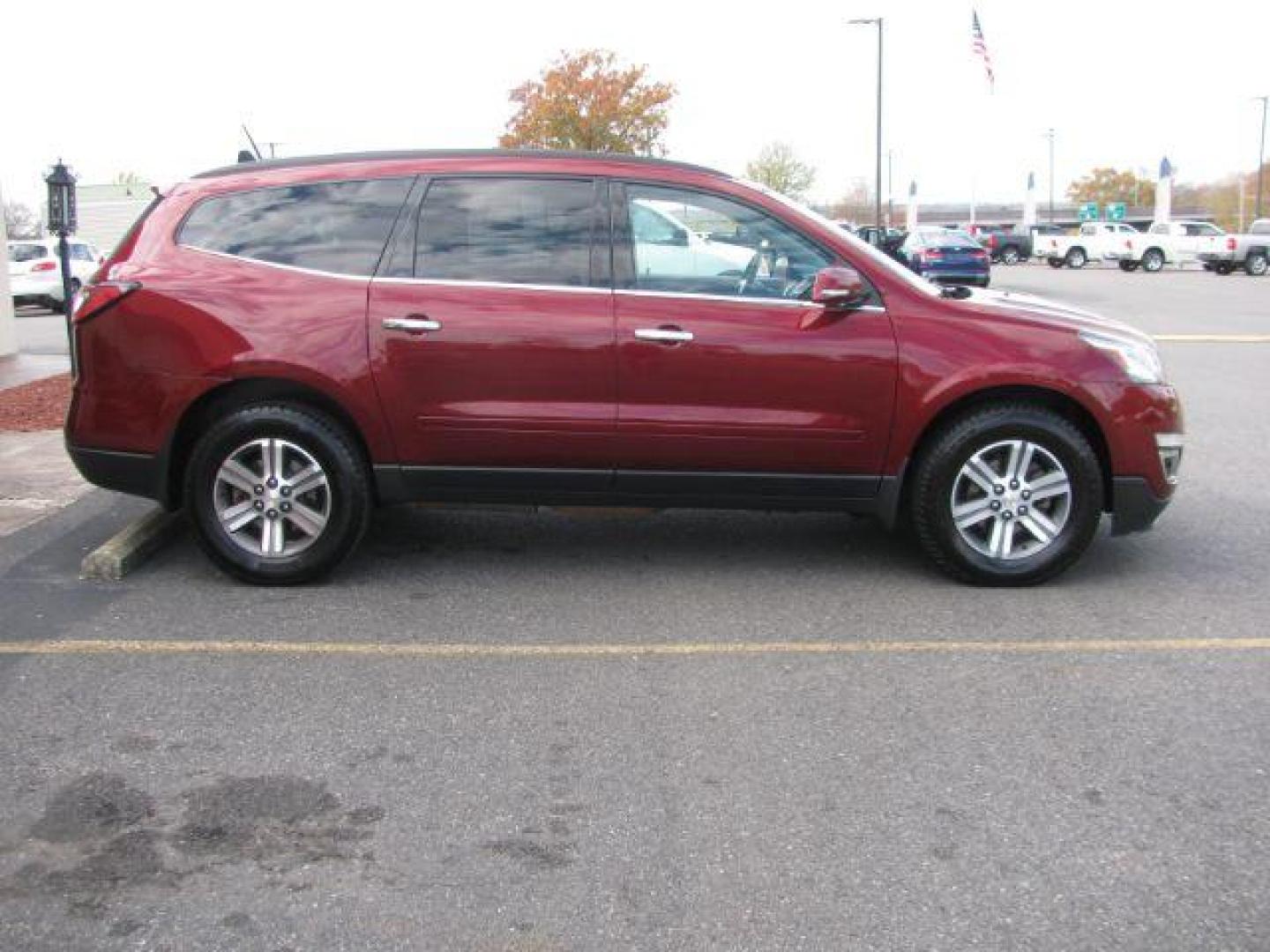 2017 Maroon Chevrolet Traverse 2LT FWD (1GNKRHKD8HJ) with an 3.6L V6 DOHC 24V engine, 6-Speed Automatic transmission, located at 2443 Albert Pike, Hot Springs, AR, 71913, (501) 623-6255, 34.492222, -93.109993 - Photo#4