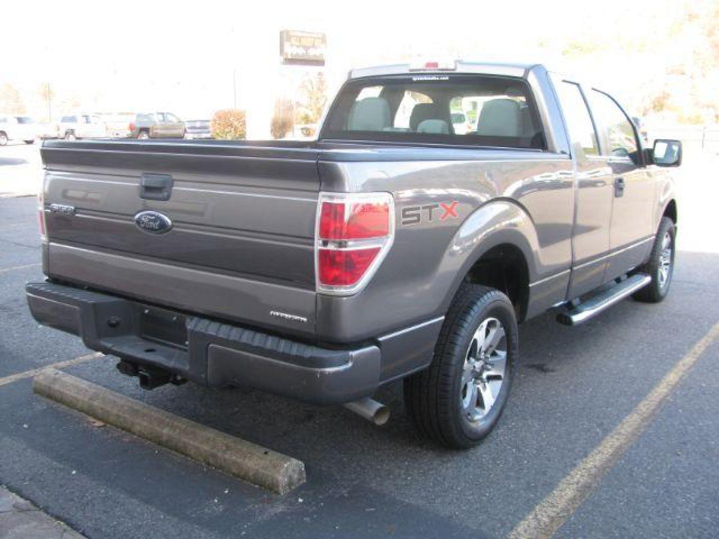 2013 Gray Ford F-150 STX SuperCab 6.5-ft. Bed 2WD (1FTFX1CF2DF) with an 5.0L V8 engine, 6-Speed Automatic transmission, located at 2443 Albert Pike, Hot Springs, AR, 71913, (501) 623-6255, 34.492222, -93.109993 - Photo#3