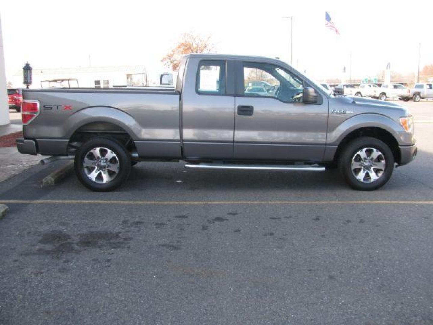 2013 Gray Ford F-150 STX SuperCab 6.5-ft. Bed 2WD (1FTFX1CF2DF) with an 5.0L V8 engine, 6-Speed Automatic transmission, located at 2443 Albert Pike, Hot Springs, AR, 71913, (501) 623-6255, 34.492222, -93.109993 - Photo#4