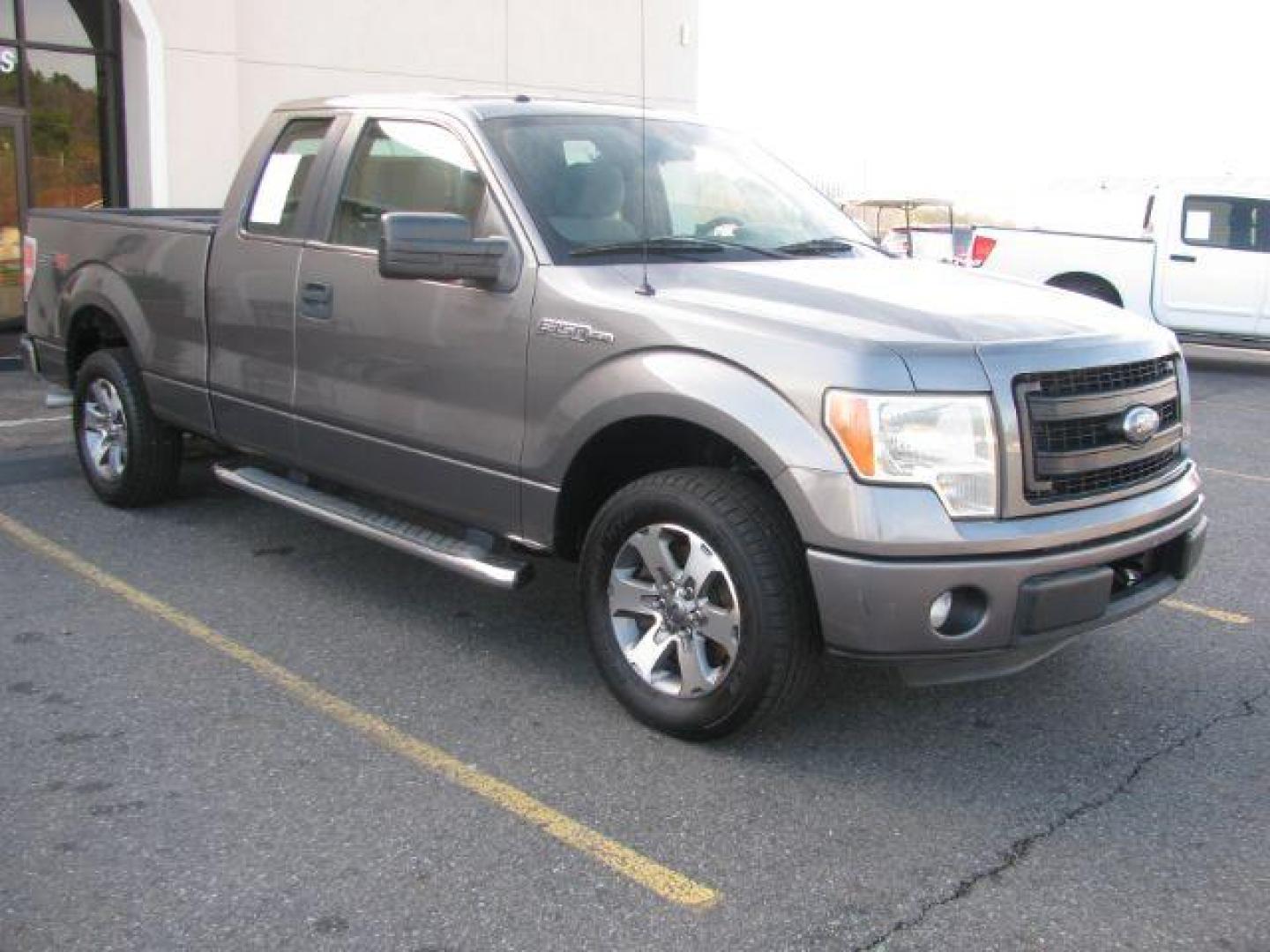 2013 Gray Ford F-150 STX SuperCab 6.5-ft. Bed 2WD (1FTFX1CF2DF) with an 5.0L V8 engine, 6-Speed Automatic transmission, located at 2443 Albert Pike, Hot Springs, AR, 71913, (501) 623-6255, 34.492222, -93.109993 - Photo#5