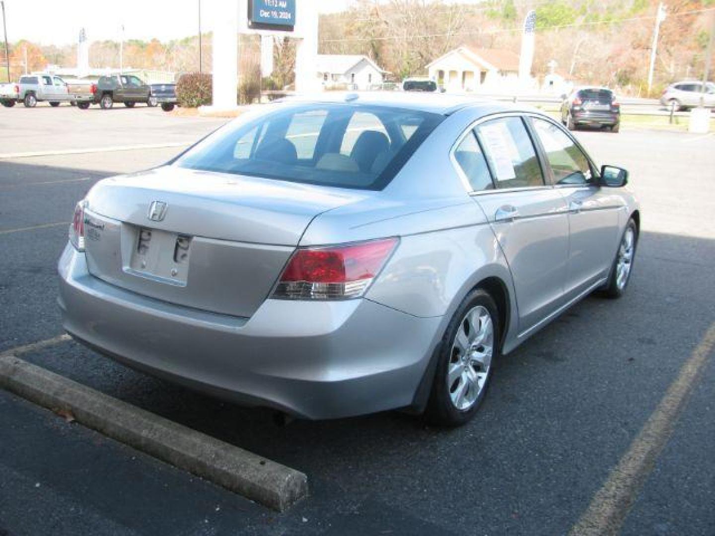 2009 Silver Honda Accord EX-L Sedan AT (1HGCP26889A) with an 2.4L L4 DOHC 16V engine, 5-Speed Automatic transmission, located at 2443 Albert Pike, Hot Springs, AR, 71913, (501) 623-6255, 34.492222, -93.109993 - Photo#3