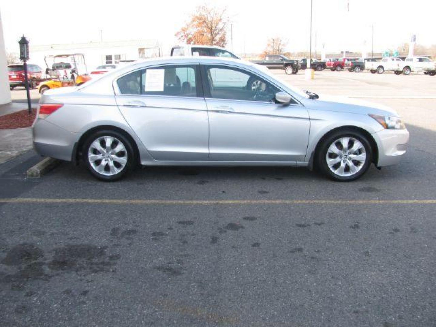 2009 Silver Honda Accord EX-L Sedan AT (1HGCP26889A) with an 2.4L L4 DOHC 16V engine, 5-Speed Automatic transmission, located at 2443 Albert Pike, Hot Springs, AR, 71913, (501) 623-6255, 34.492222, -93.109993 - Photo#4