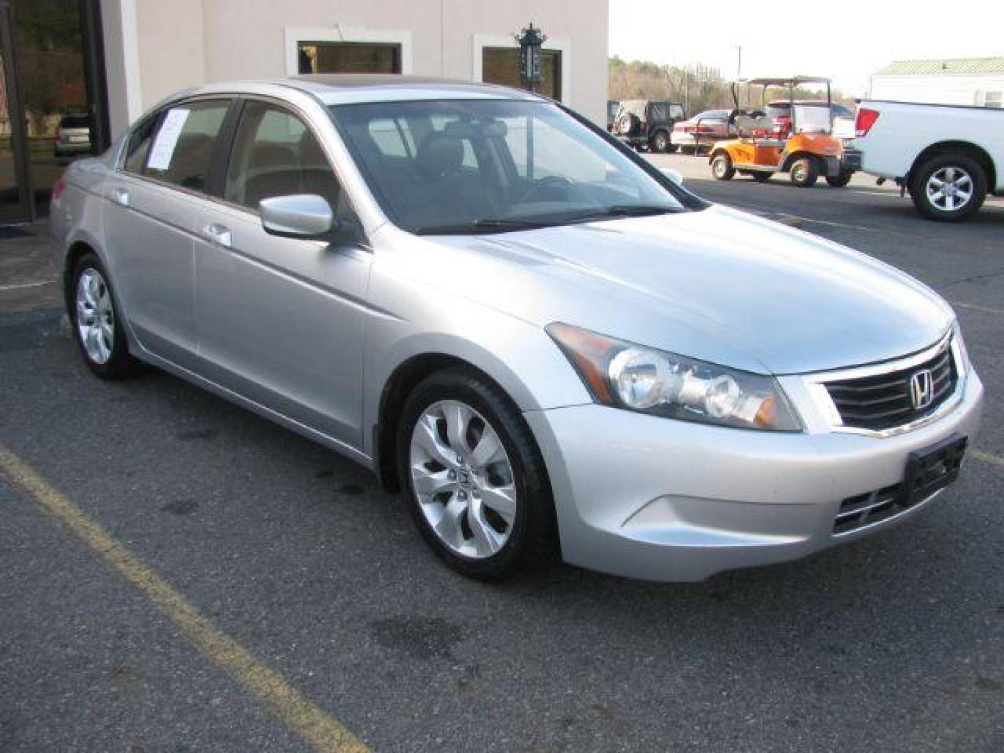 2009 Silver Honda Accord EX-L Sedan AT (1HGCP26889A) with an 2.4L L4 DOHC 16V engine, 5-Speed Automatic transmission, located at 2443 Albert Pike, Hot Springs, AR, 71913, (501) 623-6255, 34.492222, -93.109993 - Photo#5