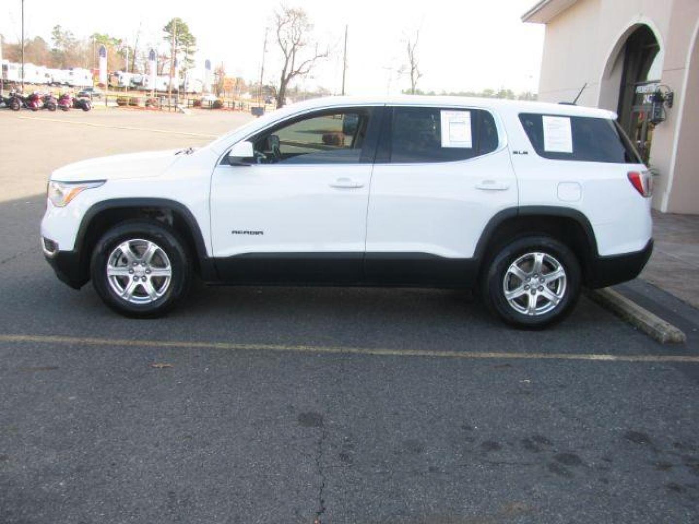 2019 White GMC Acadia SLE-1 FWD (1GKKNKLA2KZ) with an 2.5L L4 DOHC 16V engine, 6-Speed Automatic transmission, located at 2443 Albert Pike, Hot Springs, AR, 71913, (501) 623-6255, 34.492222, -93.109993 - Photo#1