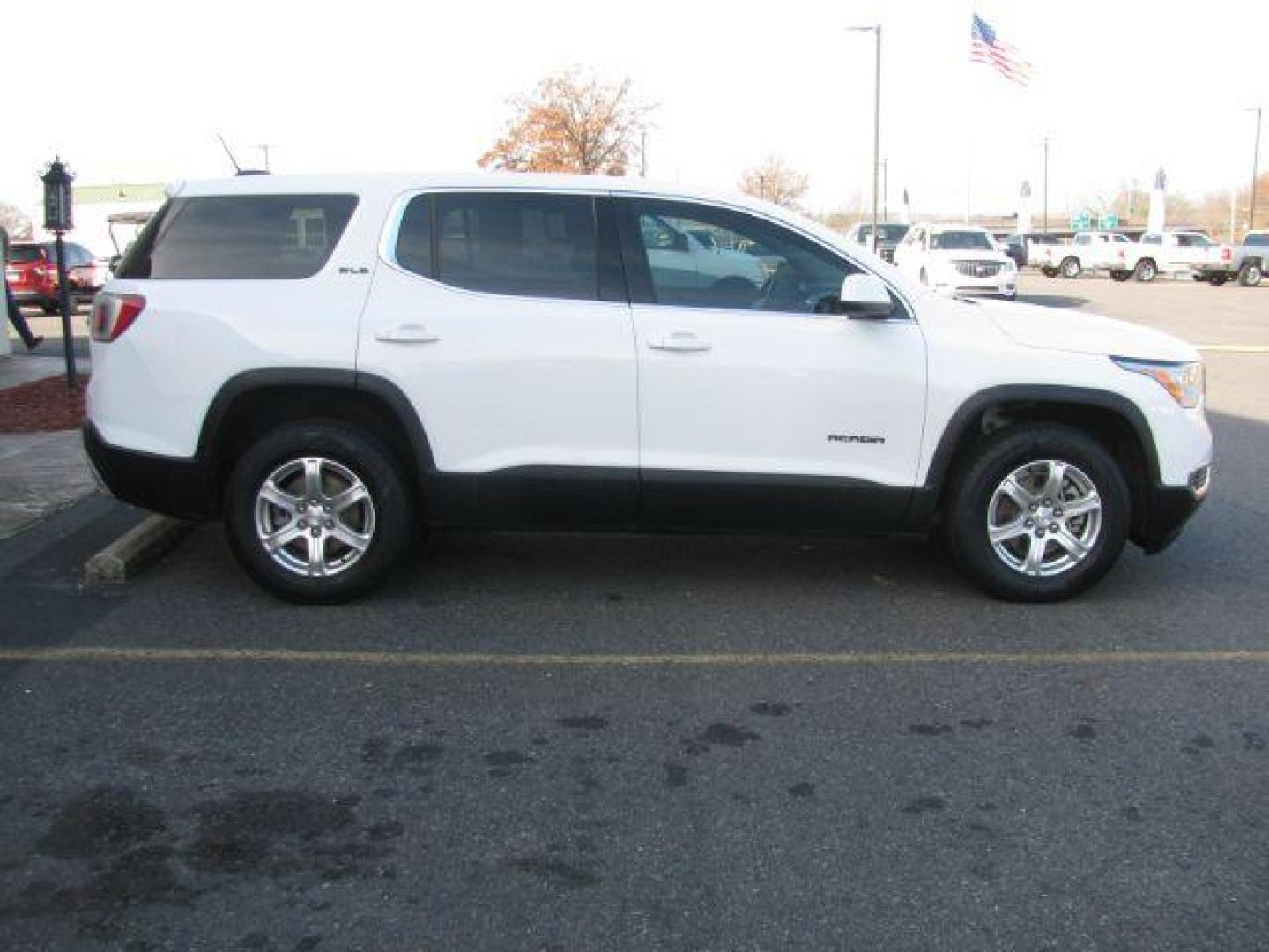 2019 White GMC Acadia SLE-1 FWD (1GKKNKLA2KZ) with an 2.5L L4 DOHC 16V engine, 6-Speed Automatic transmission, located at 2443 Albert Pike, Hot Springs, AR, 71913, (501) 623-6255, 34.492222, -93.109993 - Photo#4