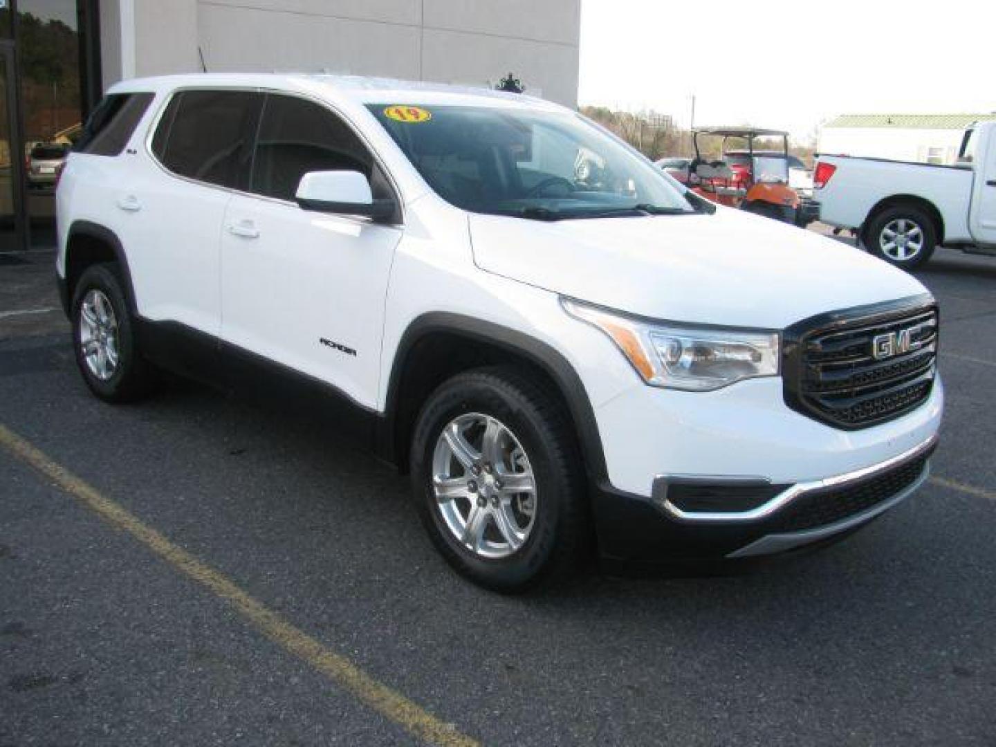 2019 White GMC Acadia SLE-1 FWD (1GKKNKLA2KZ) with an 2.5L L4 DOHC 16V engine, 6-Speed Automatic transmission, located at 2443 Albert Pike, Hot Springs, AR, 71913, (501) 623-6255, 34.492222, -93.109993 - Photo#5