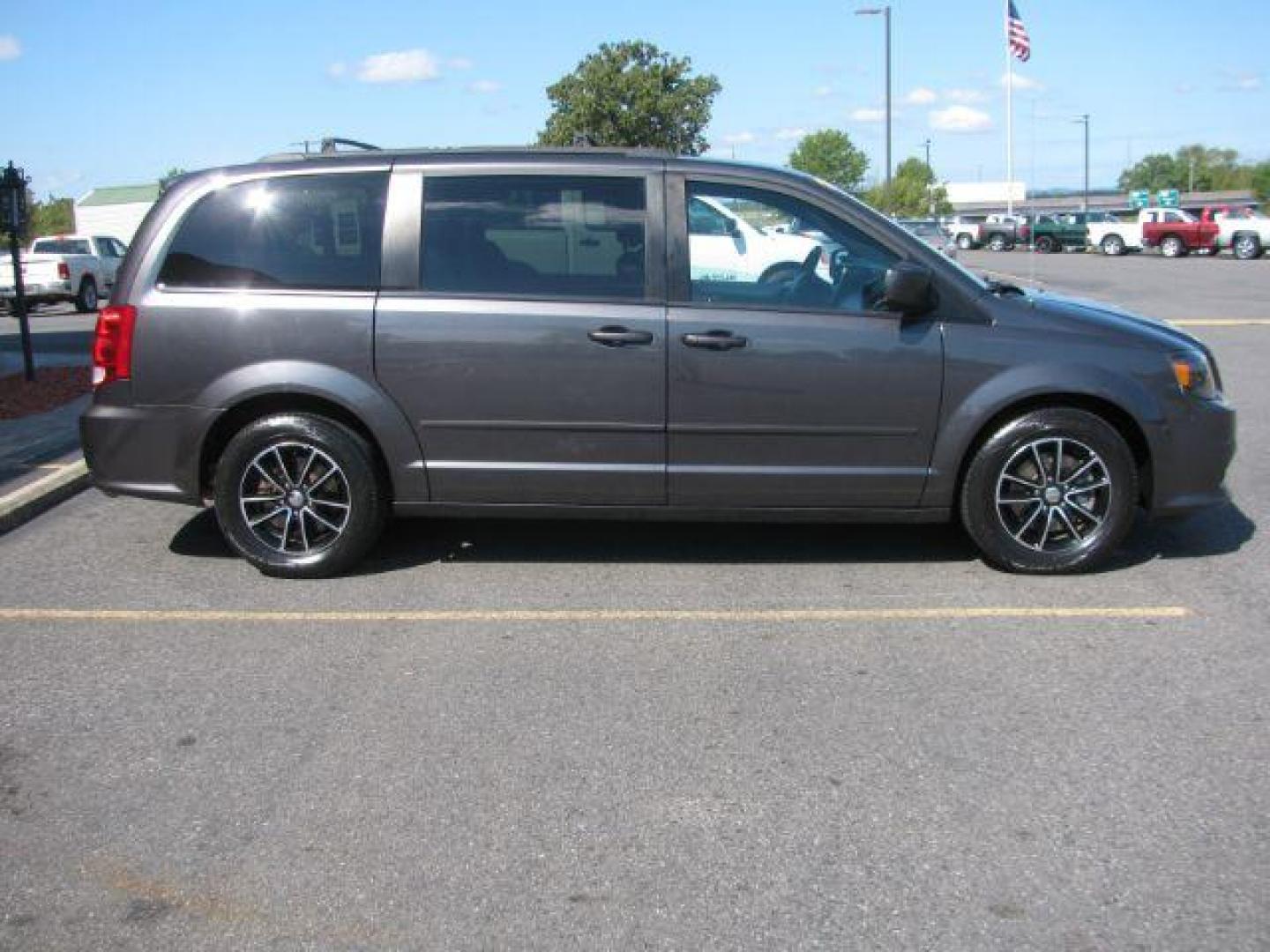 2017 Gray Dodge Grand Caravan GT (2C4RDGEG0HR) with an 3.6L V6 DOHC 24V engine, 6-Speed Automatic transmission, located at 2443 Albert Pike, Hot Springs, AR, 71913, (501) 623-6255, 34.492222, -93.109993 - Photo#1