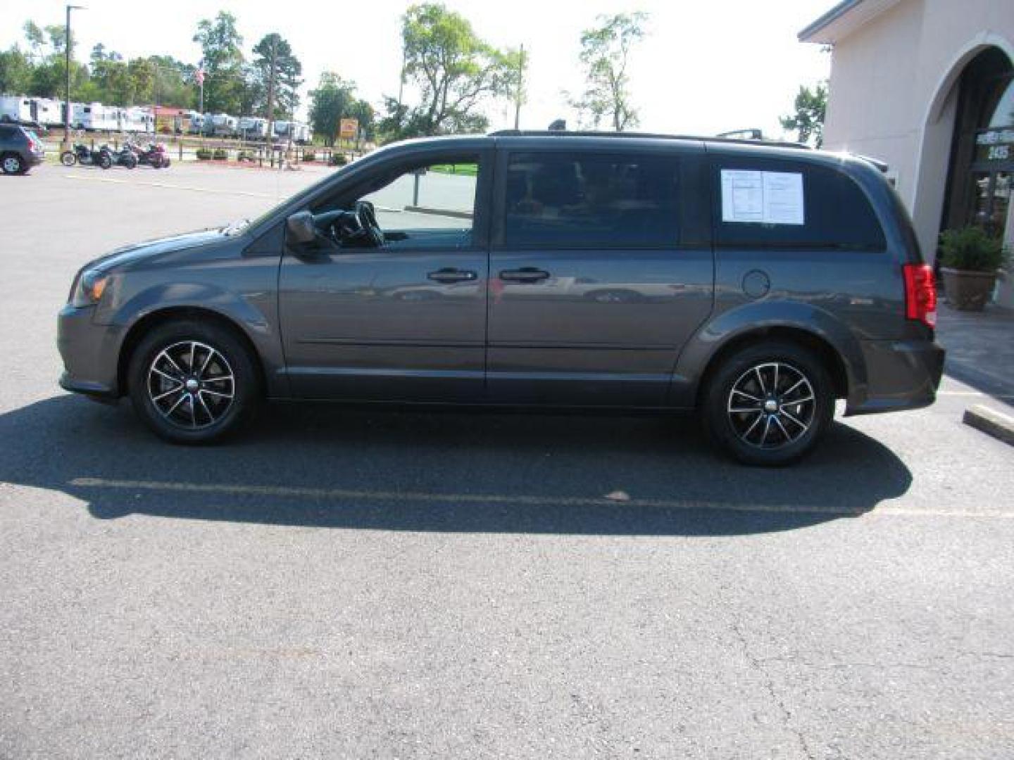 2017 Gray Dodge Grand Caravan GT (2C4RDGEG0HR) with an 3.6L V6 DOHC 24V engine, 6-Speed Automatic transmission, located at 2443 Albert Pike, Hot Springs, AR, 71913, (501) 623-6255, 34.492222, -93.109993 - Photo#4