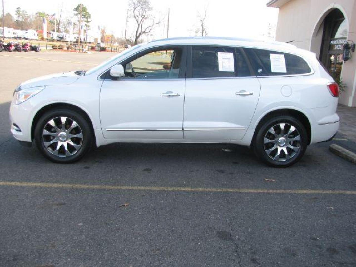 2017 White Buick Enclave Premium FWD (5GAKRCKD1HJ) with an 3.6L V6 DOHC 24V engine, 6-Speed Automatic Overdrive transmission, located at 2443 Albert Pike, Hot Springs, AR, 71913, (501) 623-6255, 34.492222, -93.109993 - Photo#1