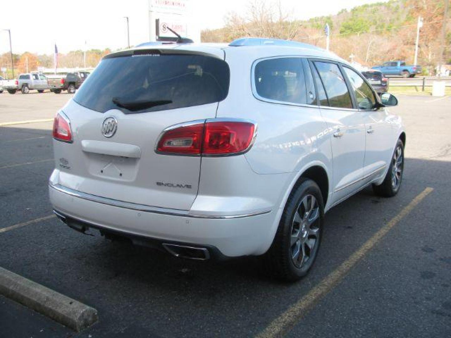 2017 White Buick Enclave Premium FWD (5GAKRCKD1HJ) with an 3.6L V6 DOHC 24V engine, 6-Speed Automatic Overdrive transmission, located at 2443 Albert Pike, Hot Springs, AR, 71913, (501) 623-6255, 34.492222, -93.109993 - Photo#3