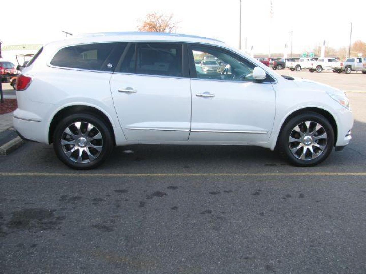 2017 White Buick Enclave Premium FWD (5GAKRCKD1HJ) with an 3.6L V6 DOHC 24V engine, 6-Speed Automatic Overdrive transmission, located at 2443 Albert Pike, Hot Springs, AR, 71913, (501) 623-6255, 34.492222, -93.109993 - Photo#4