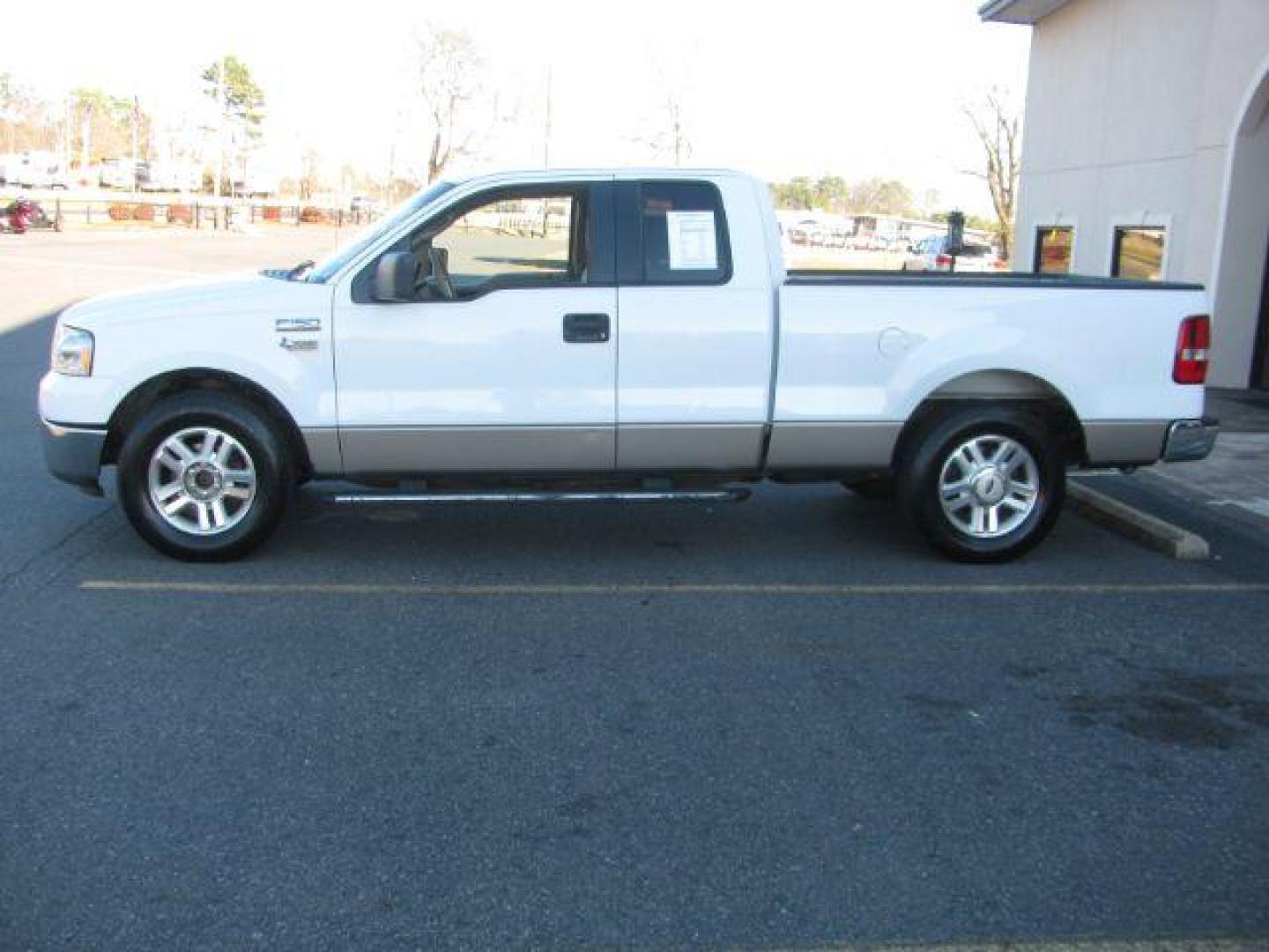 2006 WHITE Ford F-150 XLT SuperCab 5.5-ft Box 2WD (1FTRX12W16N) with an 4.6L V8 SOHC 16V engine, 4-Speed Automatic transmission, located at 2443 Albert Pike, Hot Springs, AR, 71913, (501) 623-6255, 34.492222, -93.109993 - Photo#1