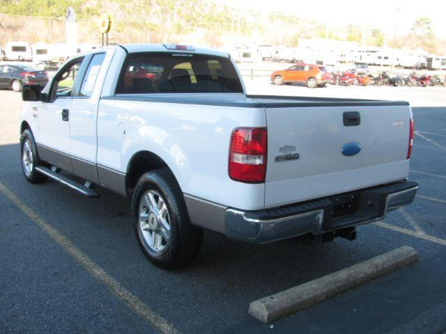 2006 WHITE Ford F-150 XLT SuperCab 5.5-ft Box 2WD (1FTRX12W16N) with an 4.6L V8 SOHC 16V engine, 4-Speed Automatic transmission, located at 2443 Albert Pike, Hot Springs, AR, 71913, (501) 623-6255, 34.492222, -93.109993 - Photo#2