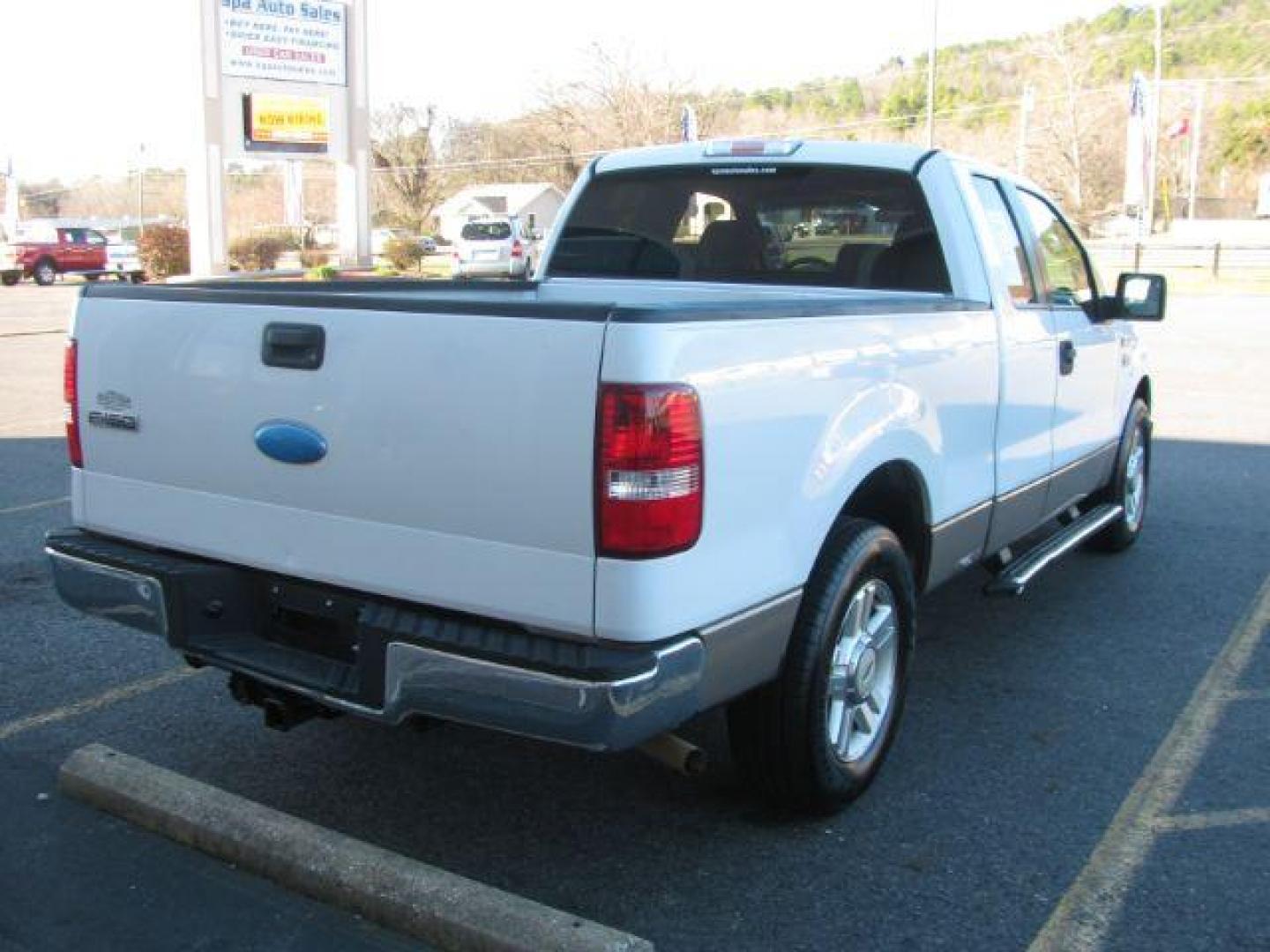 2006 WHITE Ford F-150 XLT SuperCab 5.5-ft Box 2WD (1FTRX12W16N) with an 4.6L V8 SOHC 16V engine, 4-Speed Automatic transmission, located at 2443 Albert Pike, Hot Springs, AR, 71913, (501) 623-6255, 34.492222, -93.109993 - Photo#4