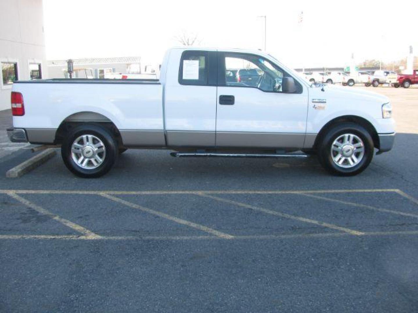 2006 WHITE Ford F-150 XLT SuperCab 5.5-ft Box 2WD (1FTRX12W16N) with an 4.6L V8 SOHC 16V engine, 4-Speed Automatic transmission, located at 2443 Albert Pike, Hot Springs, AR, 71913, (501) 623-6255, 34.492222, -93.109993 - Photo#5