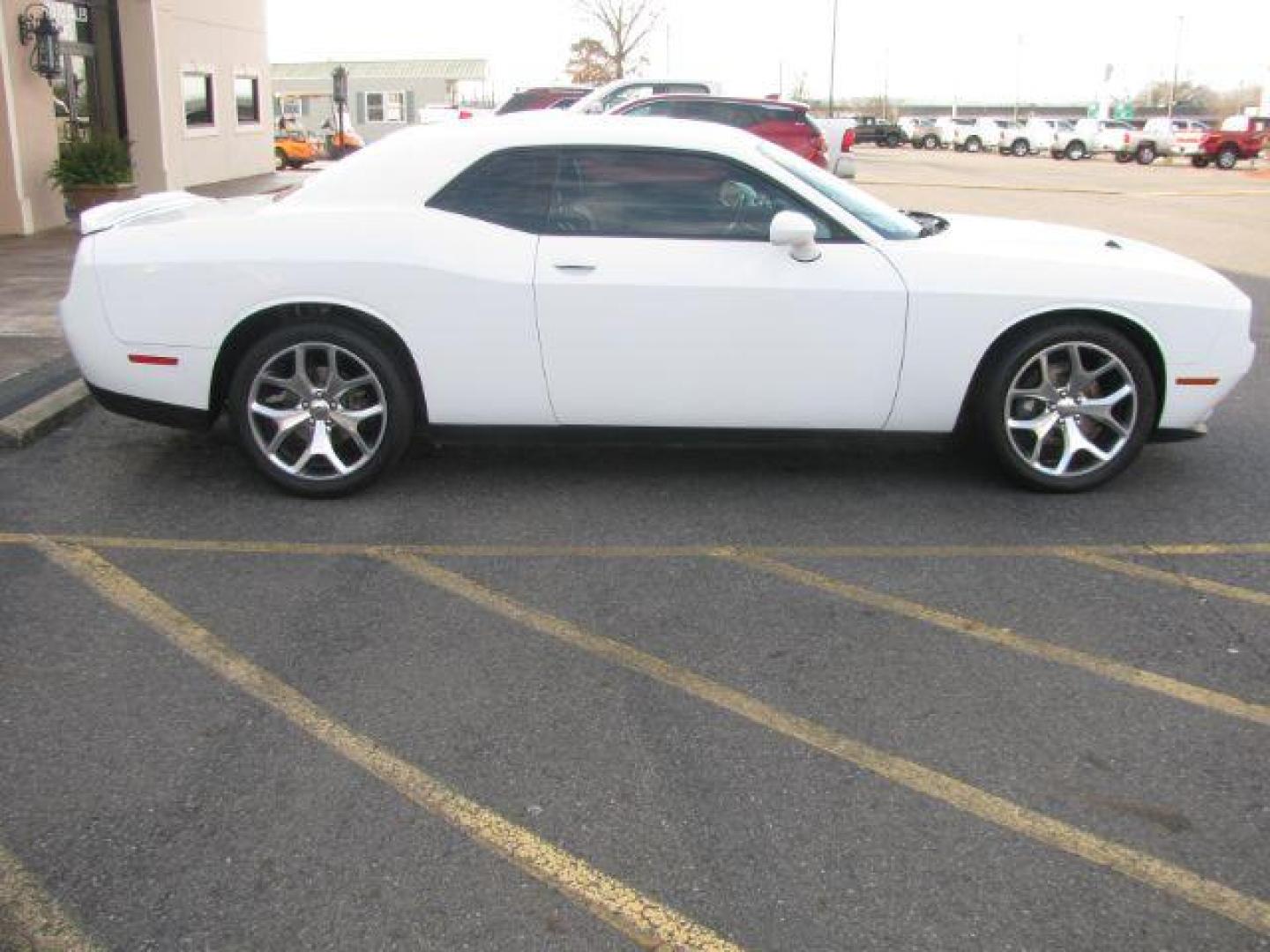 2015 White Dodge Challenger SXT Plus (2C3CDZBG3FH) with an 3.6L V6 DOHC 24V engine, 5-Speed Automatic transmission, located at 2443 Albert Pike, Hot Springs, AR, 71913, (501) 623-6255, 34.492222, -93.109993 - Photo#4