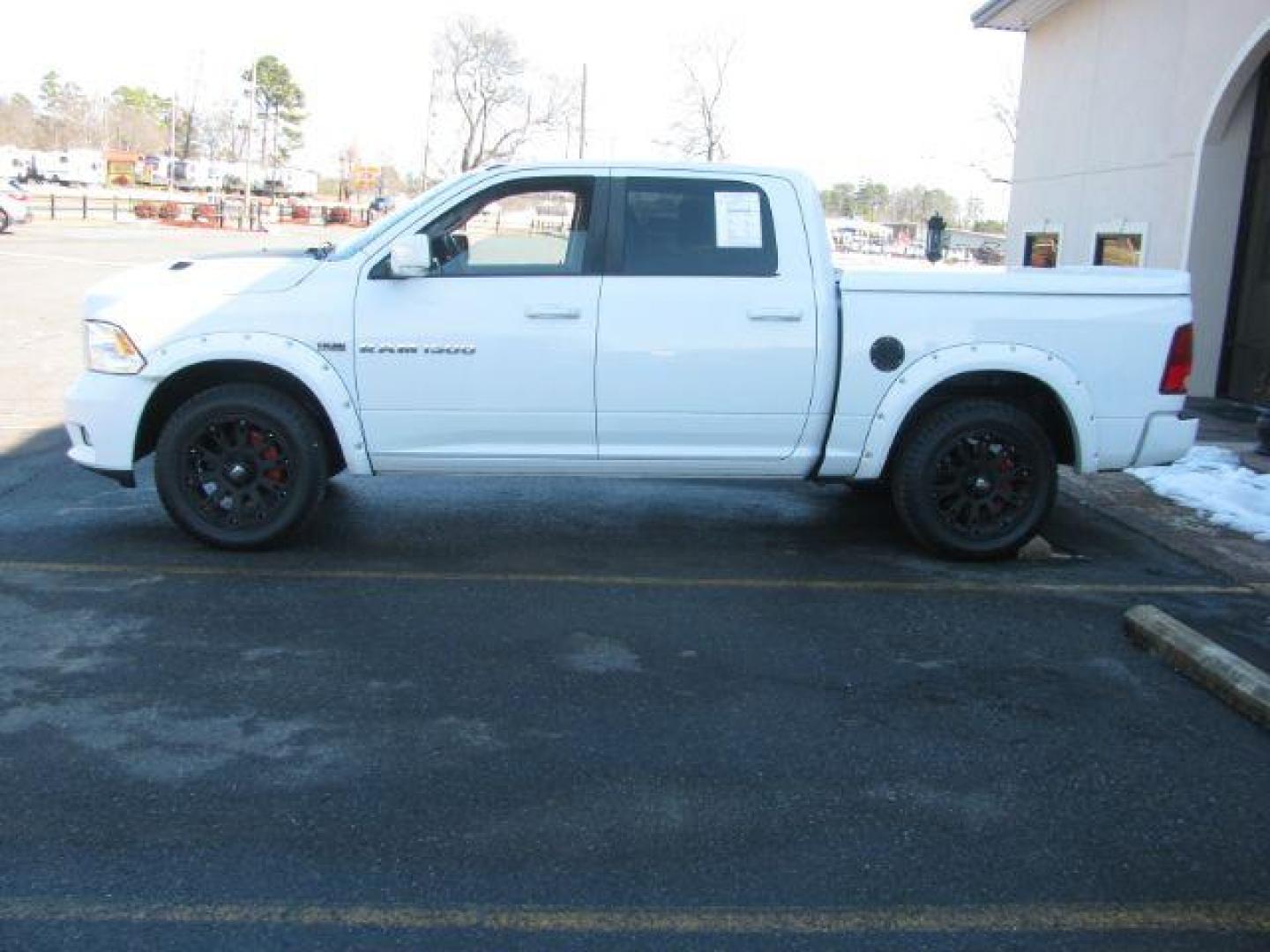 2011 White RAM 1500 SLT Crew Cab 4WD (1D7RV1CTXBS) with an 5.7L V8 OHV 16V engine, 5-Speed Automatic transmission, located at 2443 Albert Pike, Hot Springs, AR, 71913, (501) 623-6255, 34.492222, -93.109993 - Photo#1