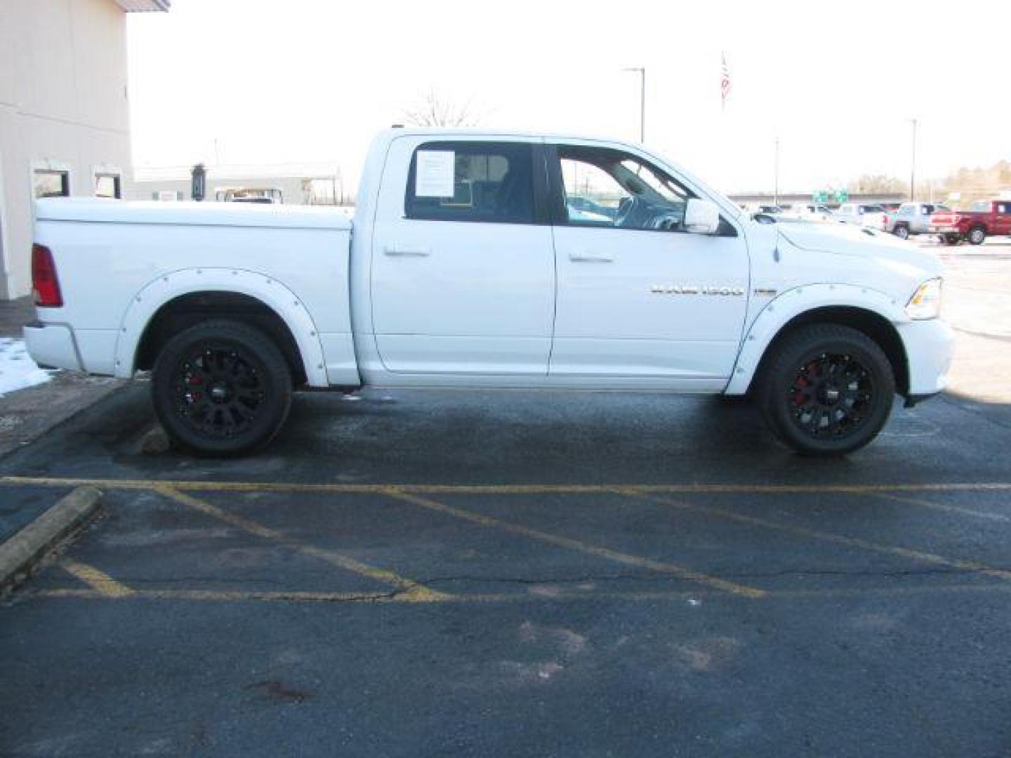 2011 White RAM 1500 SLT Crew Cab 4WD (1D7RV1CTXBS) with an 5.7L V8 OHV 16V engine, 5-Speed Automatic transmission, located at 2443 Albert Pike, Hot Springs, AR, 71913, (501) 623-6255, 34.492222, -93.109993 - Photo#4