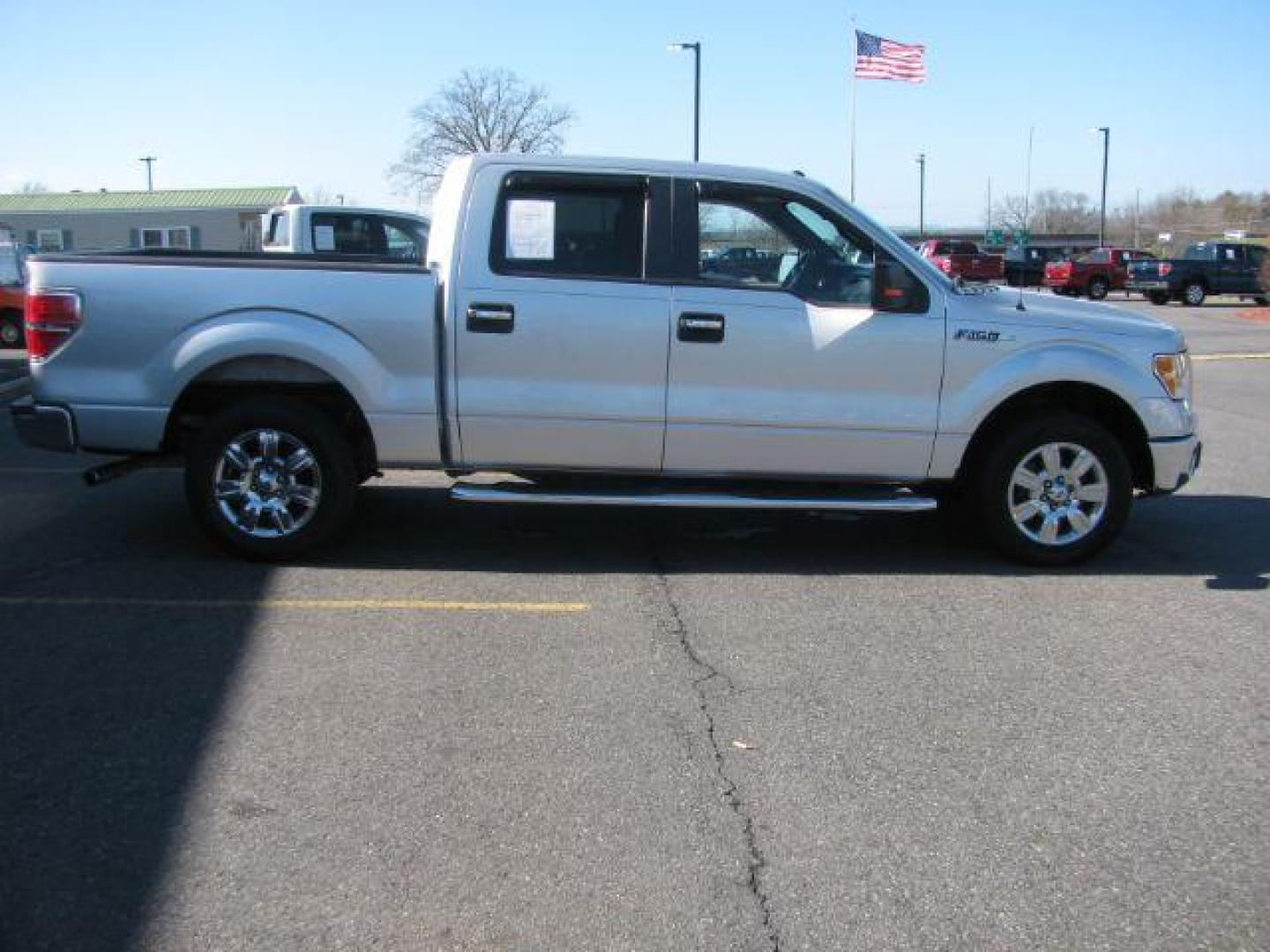 2010 Silver Ford F-150 XLT SuperCrew 5.5-ft. Bed 2WD (1FTEW1C82AF) with an 4.6L V8 SOHC 24V engine, located at 2443 Albert Pike, Hot Springs, AR, 71913, (501) 623-6255, 34.492222, -93.109993 - Photo#5