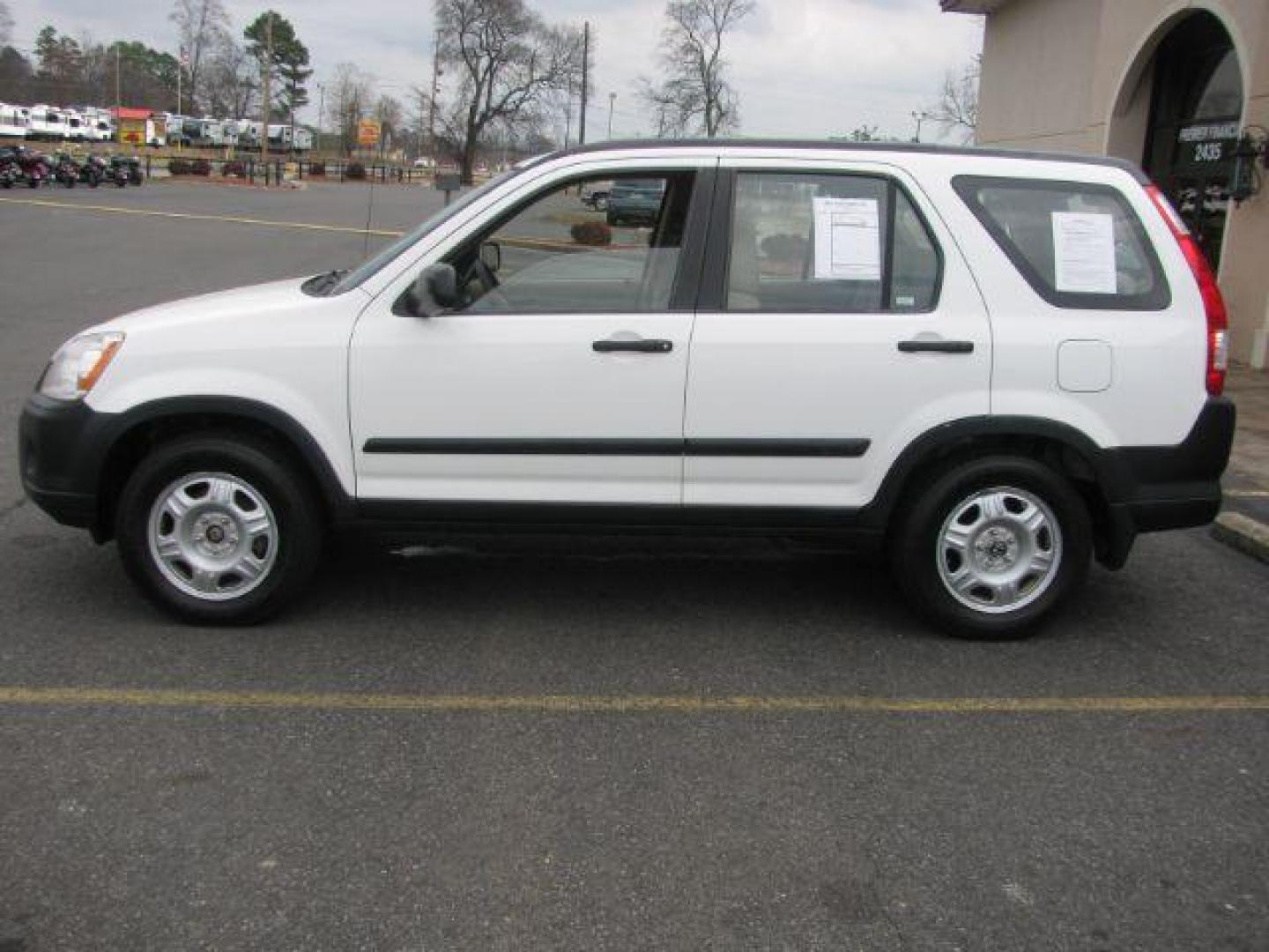 2006 White Honda CR-V LX (JHLRD78566C) with an 2.4L engine, Automatic transmission, located at 2443 Albert Pike, Hot Springs, AR, 71913, (501) 623-6255, 34.492222, -93.109993 - Photo#1