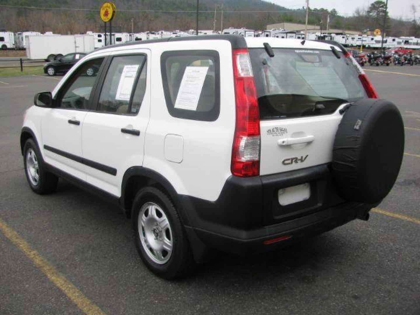 2006 White Honda CR-V LX (JHLRD78566C) with an 2.4L engine, Automatic transmission, located at 2443 Albert Pike, Hot Springs, AR, 71913, (501) 623-6255, 34.492222, -93.109993 - Photo#2