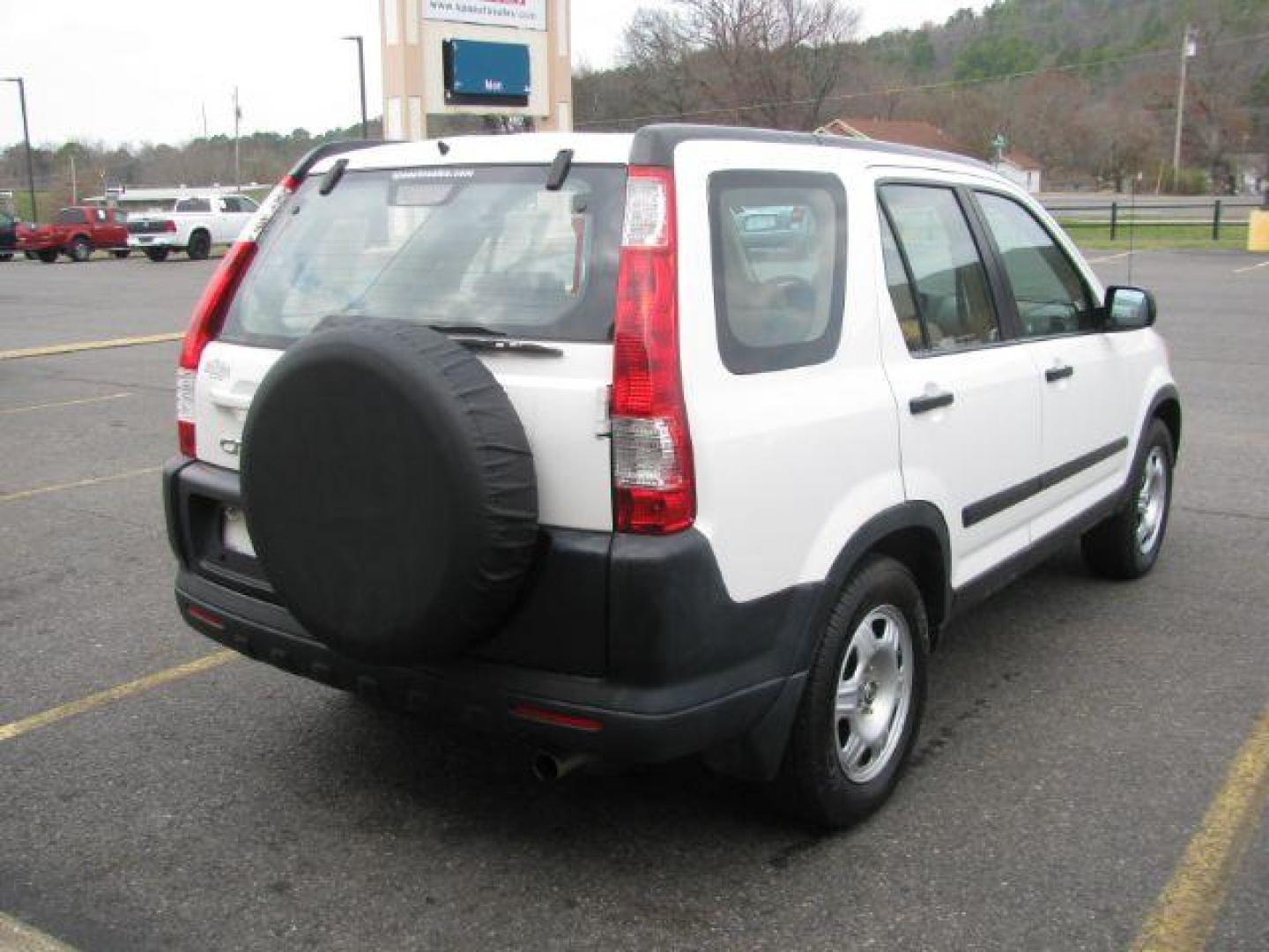 2006 White Honda CR-V LX (JHLRD78566C) with an 2.4L engine, Automatic transmission, located at 2443 Albert Pike, Hot Springs, AR, 71913, (501) 623-6255, 34.492222, -93.109993 - Photo#3