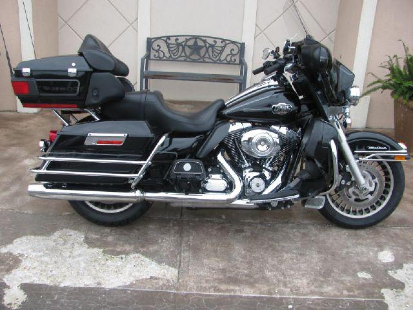 2013 Black Harley-Davidson FLHTCU103 Ultra (1HD1FCM19DB) with an 1690CC engine, located at 2443 Albert Pike, Hot Springs, AR, 71913, (501) 623-6255, 34.492222, -93.109993 - Photo#0