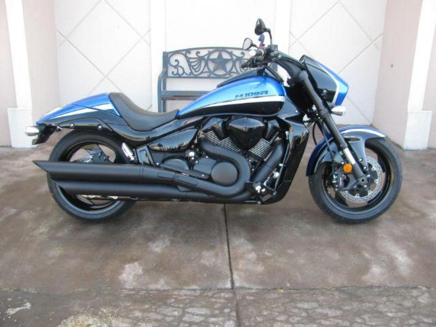 2022 Blue Suzuki Boulevard M109R (JS1VY53A6N7) with an 1783cc engine, Manual transmission, located at 2443 Albert Pike, Hot Springs, AR, 71913, (501) 623-6255, 34.492222, -93.109993 - Photo#0