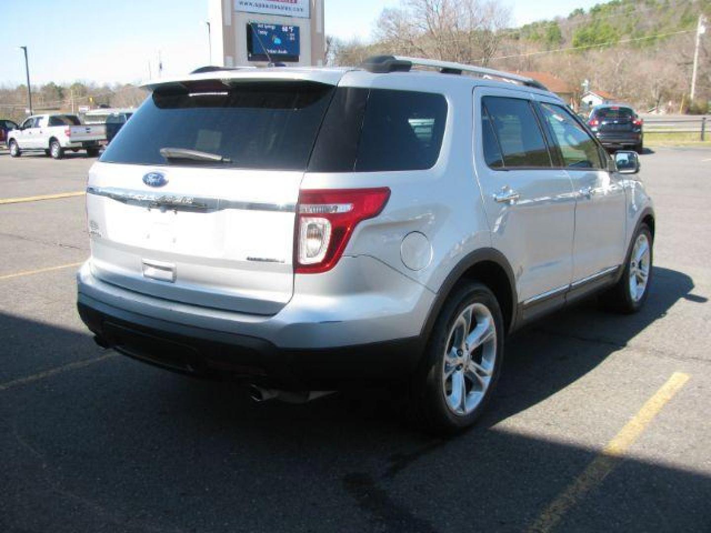 2015 Silver Ford Explorer Limited FWD (1FM5K7F82FG) with an 3.5L V6 DOHC 24V engine, 6-Speed Automatic transmission, located at 2443 Albert Pike, Hot Springs, AR, 71913, (501) 623-6255, 34.492222, -93.109993 - Photo#3