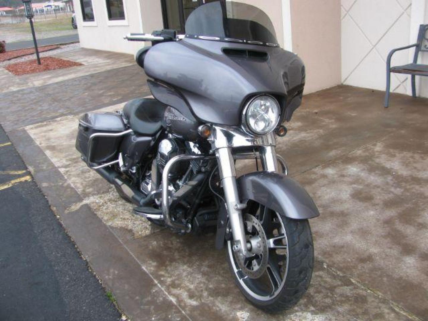 2014 Gray Harley Davidson FLHX Street Glide (1HD1KBM17EB) with an 1690cc engine, Manual transmission, located at 2443 Albert Pike, Hot Springs, AR, 71913, (501) 623-6255, 34.492222, -93.109993 - Photo#0