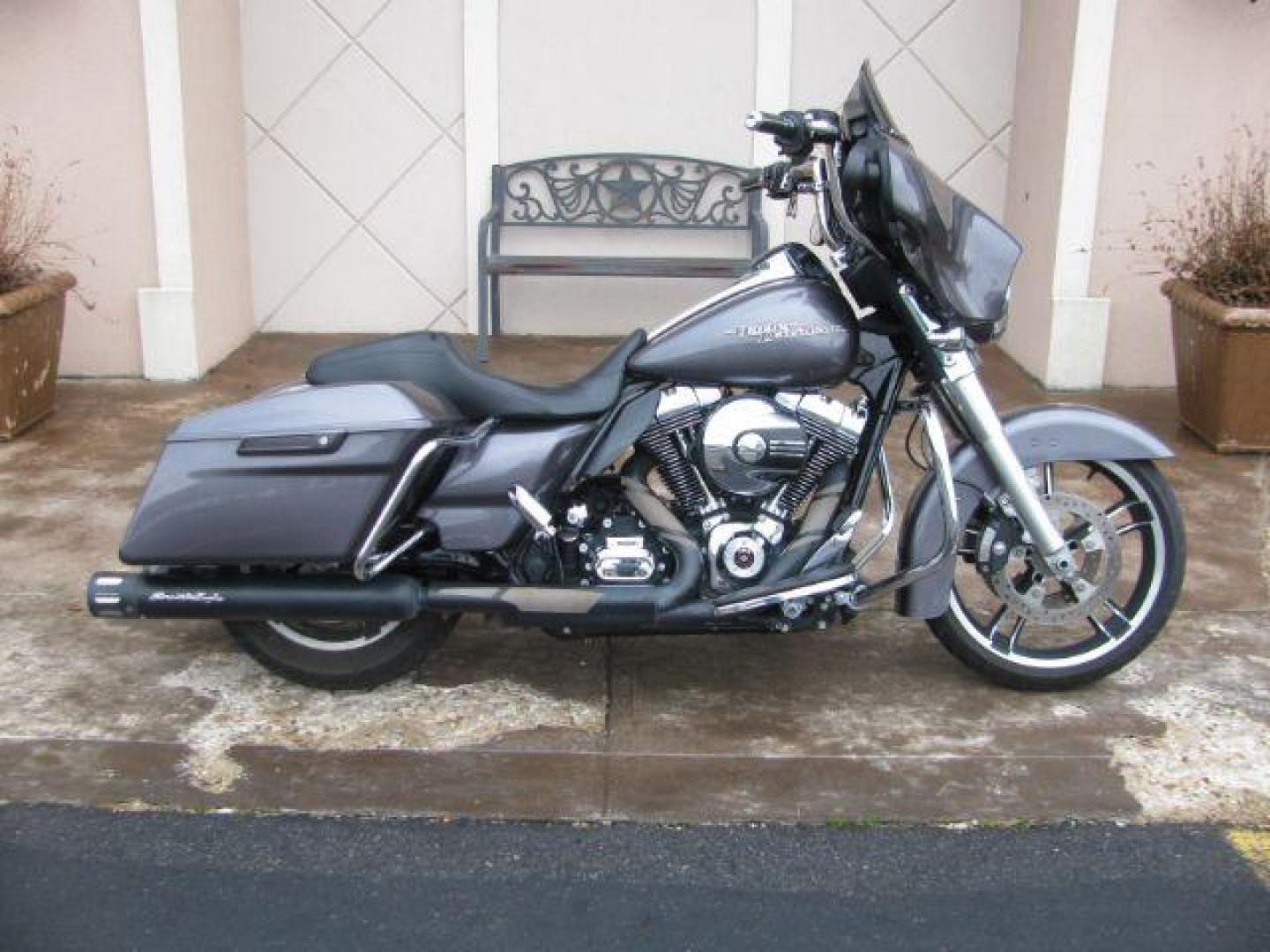 2014 Gray Harley Davidson FLHX Street Glide (1HD1KBM17EB) with an 1690cc engine, Manual transmission, located at 2443 Albert Pike, Hot Springs, AR, 71913, (501) 623-6255, 34.492222, -93.109993 - Photo#1