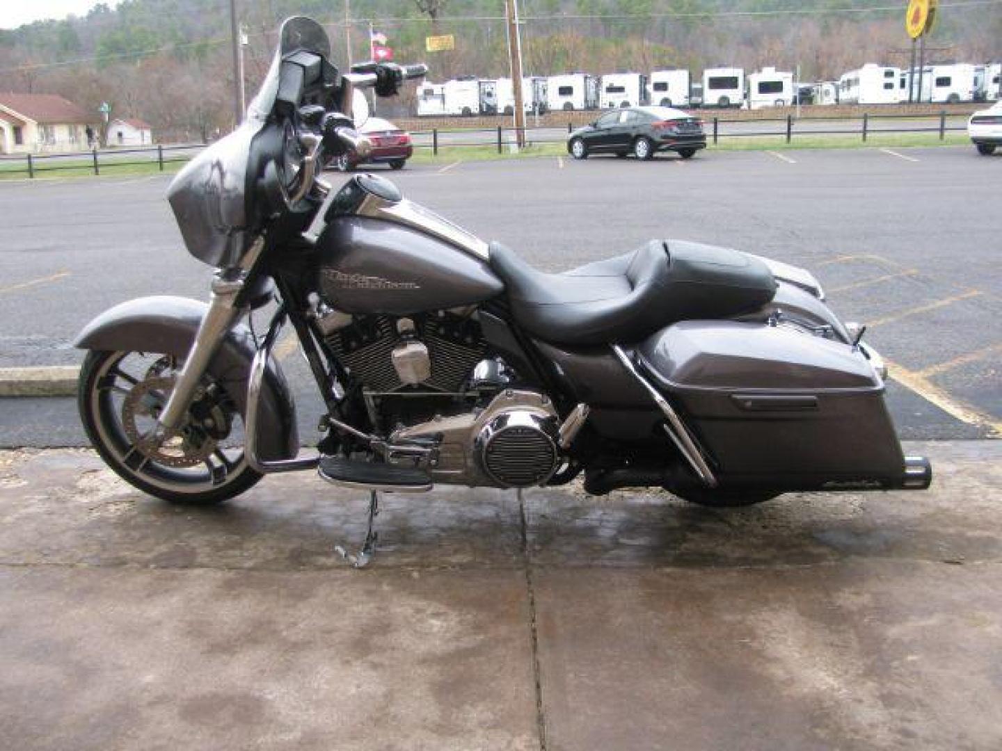 2014 Gray Harley Davidson FLHX Street Glide (1HD1KBM17EB) with an 1690cc engine, Manual transmission, located at 2443 Albert Pike, Hot Springs, AR, 71913, (501) 623-6255, 34.492222, -93.109993 - Photo#3